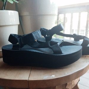 Teva Flatform Universal Sandal